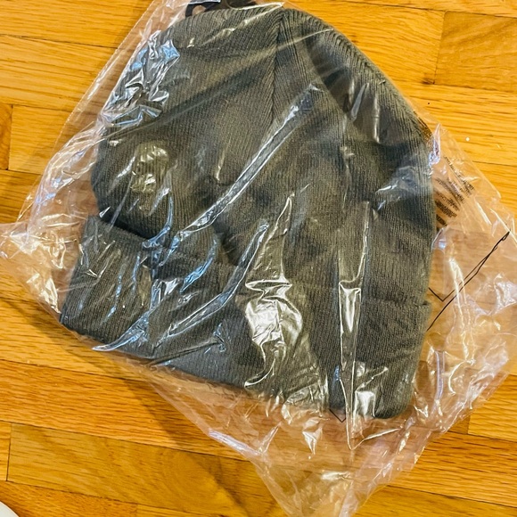 Converse Classic Beanie Unisex Beanie (New with Tag) - Picture 10 of 10